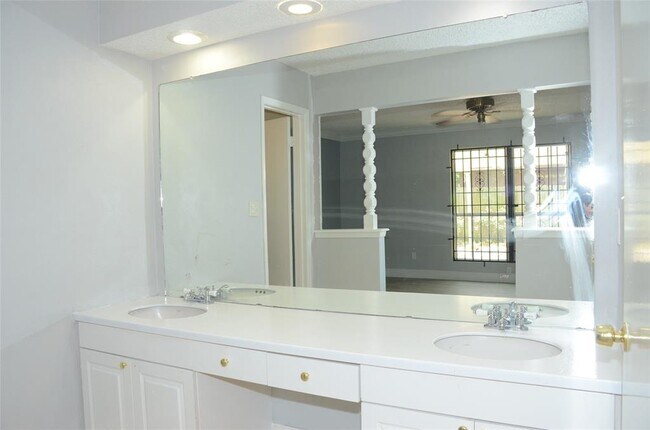 Building Photo - 6502 Briar Terrace Dr