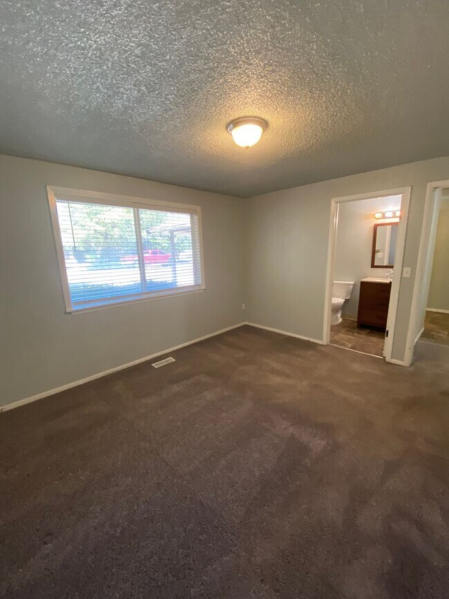 Building Photo - Ready first of June / 3 bedroom 2 bathroom...
