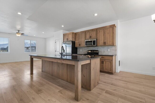 Building Photo - 868 W 480 S
