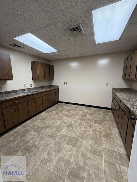 Building Photo - 111 Colonial Way