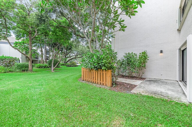 Building Photo - 1618 12 Oaks Way