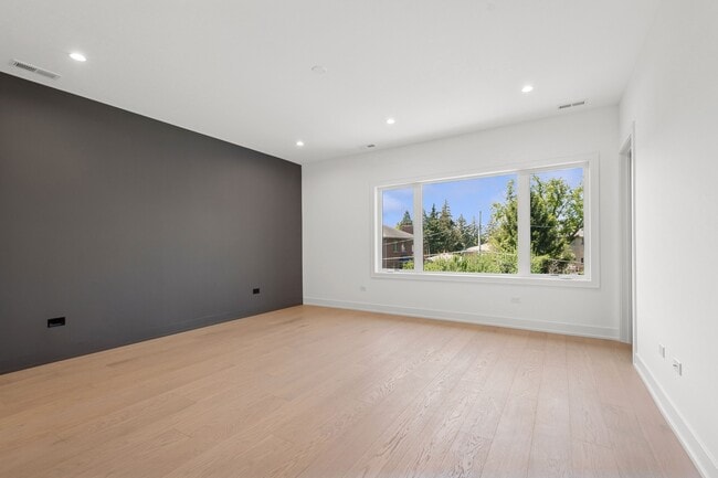 Building Photo - 9214 Washington St