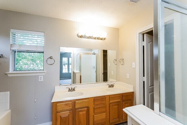 Building Photo - 26622 Cypresswood Dr