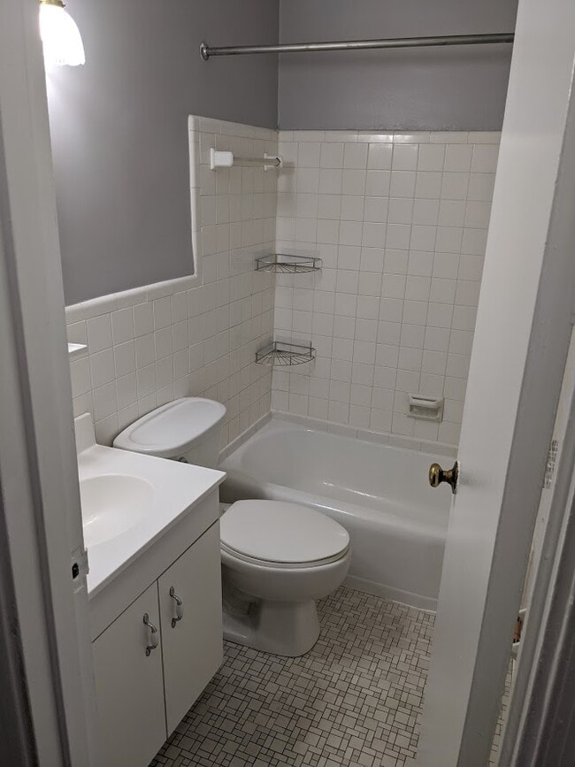 Building Photo - 115 E St SE