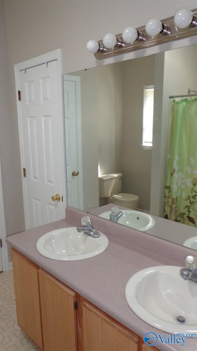 Building Photo - 718 Wynsom Dr SE