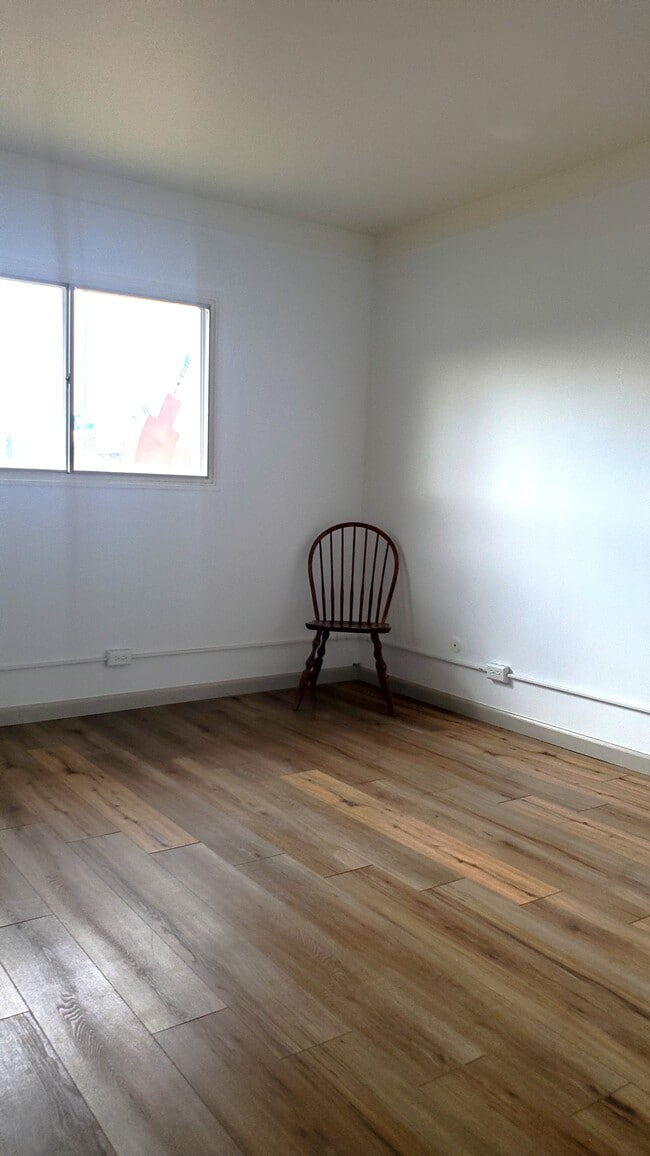 Hall BR 1 - 250 W 8th St