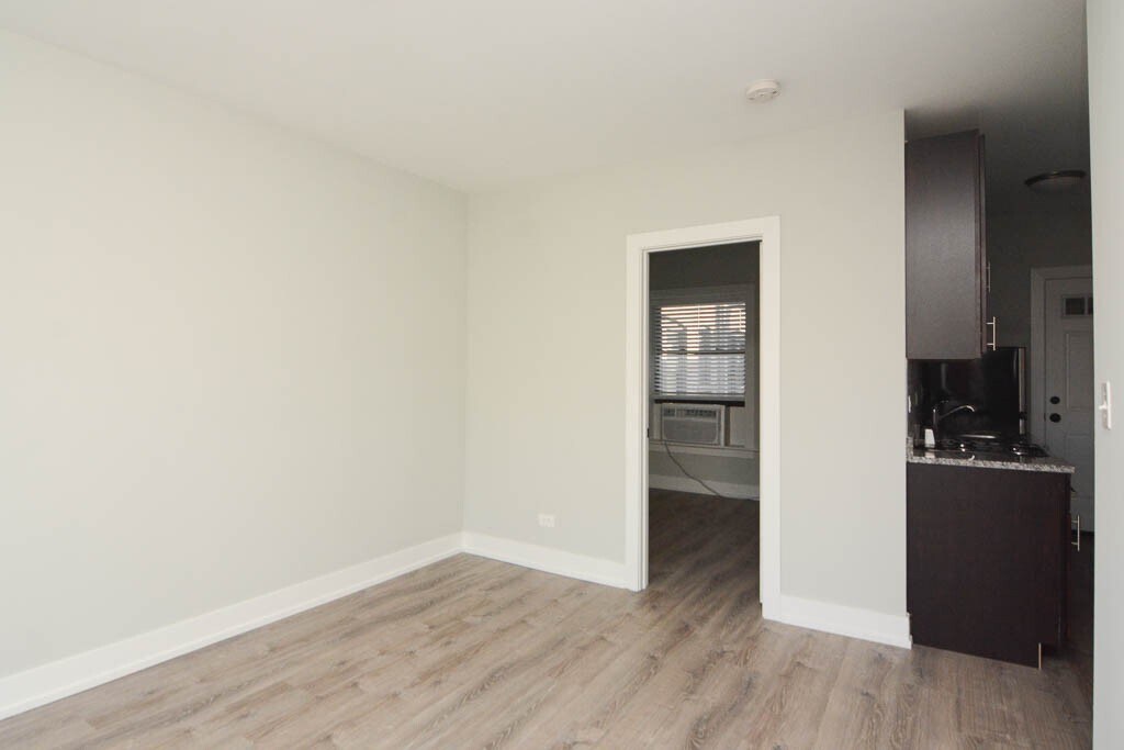 Building Photo - 735 W Brompton Ave