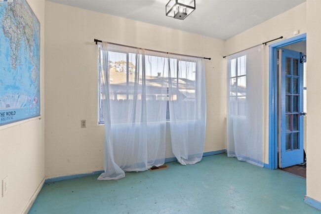 Building Photo - 2081 Oakwood Dr