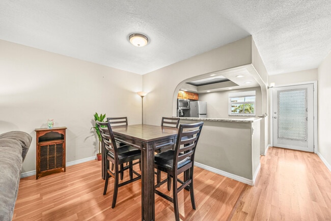 Building Photo - 2615 NE 1st Ct