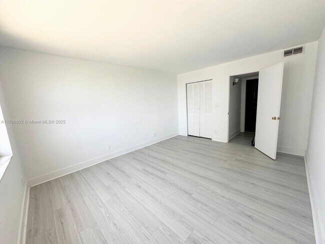 Building Photo - 18151 NE 31st Ct