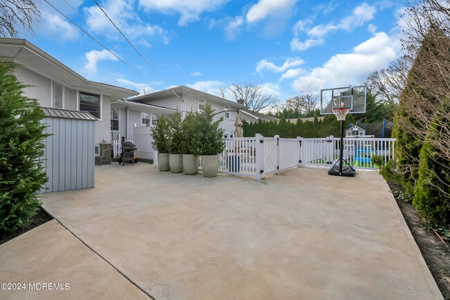 Building Photo - 201 Buttermere Ave
