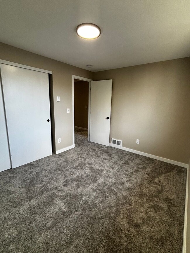 Building Photo - 4 bed 3 bath, Bonus room, Rv parking, Fenc...