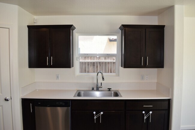Building Photo - 698 Jessie Dr