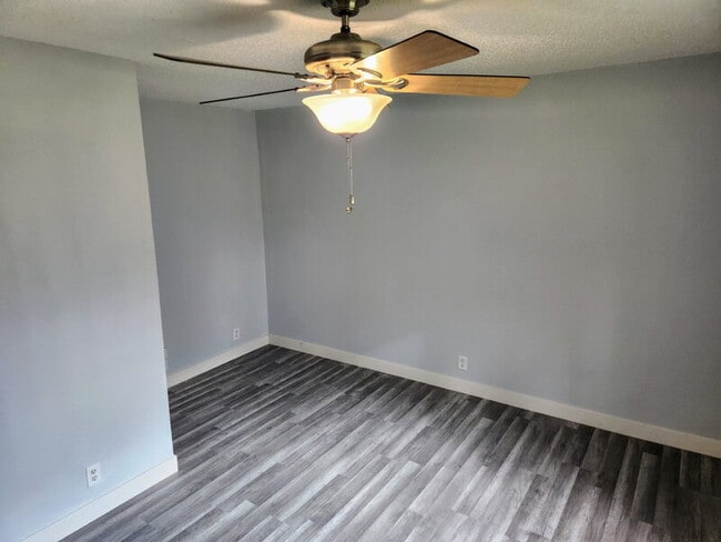 Building Photo - 1627 E Glenwood Dr