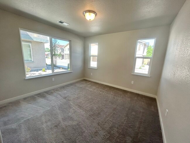 Building Photo - 916 Summer Ct