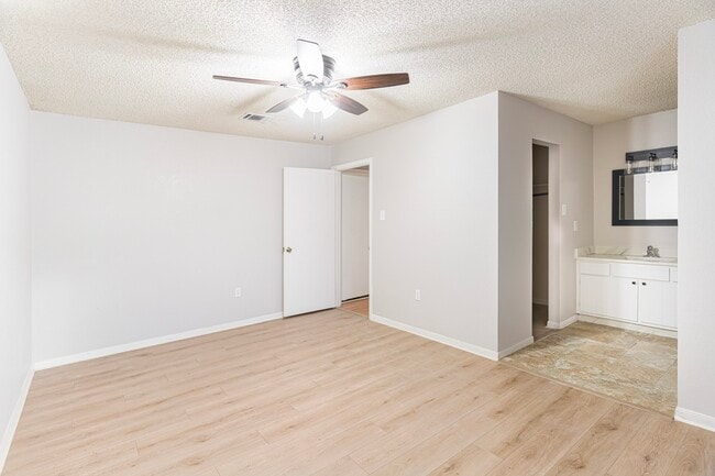 Building Photo - 2135 Whiteback Dr