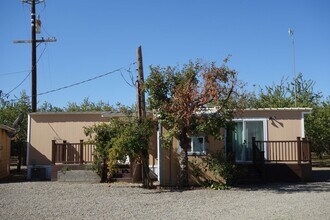 Building Photo - Cute Country Living!