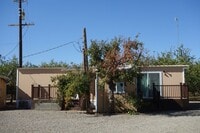 Building Photo - Cute Country Living!