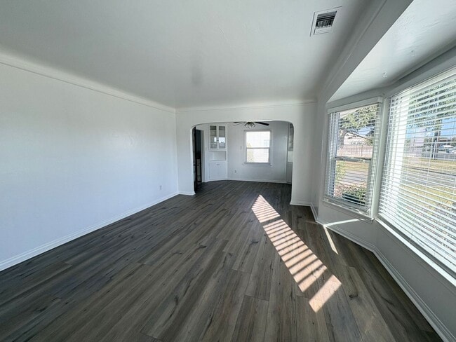 Building Photo - Charming Home