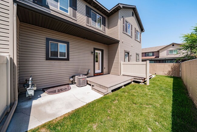 Building Photo - 3 bed 1.5 bath Townhome