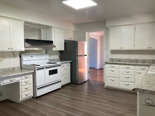 Building Photo - Spacious 4 Bedroom on Upriver Drive
