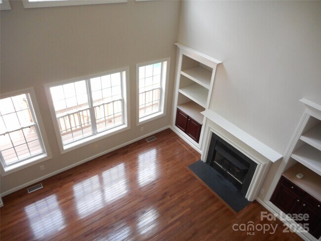 Building Photo - 11017 Valley Spring Dr