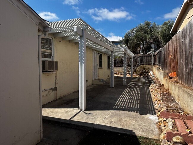 Building Photo - 3689 Moultrie Ave