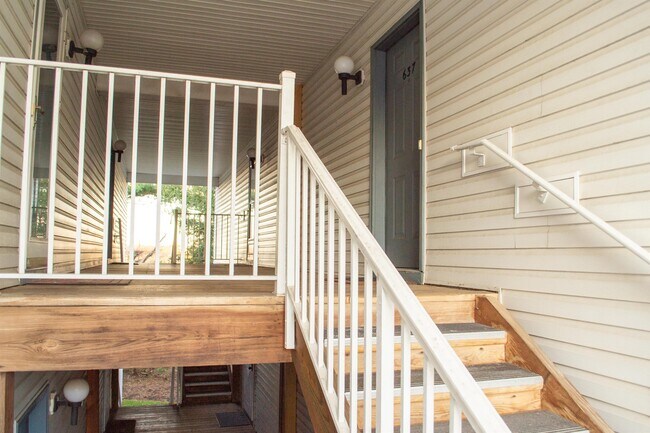 Building Photo - 637 Waterford Dr
