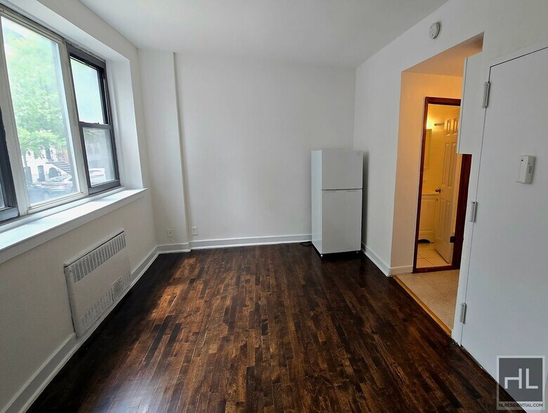 Primary Photo - EAST 61 STREET