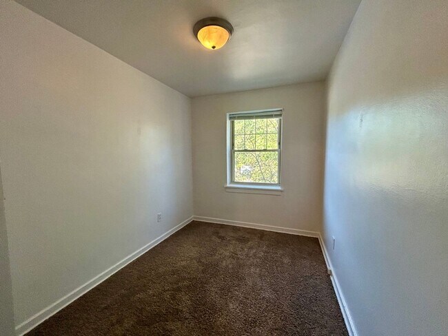 Building Photo - SPACIOUS 3 BEDROOM TOWNHOME