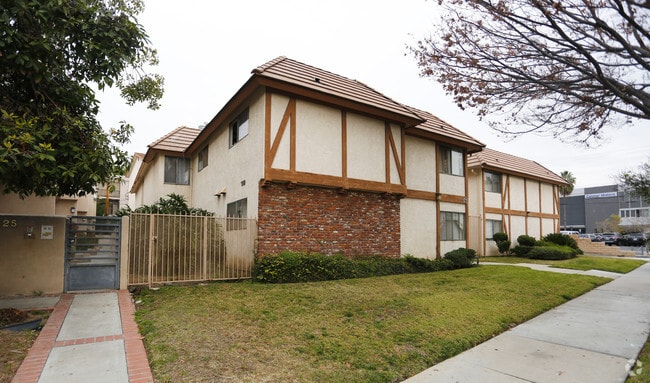Building Photo - 121 W Maple St