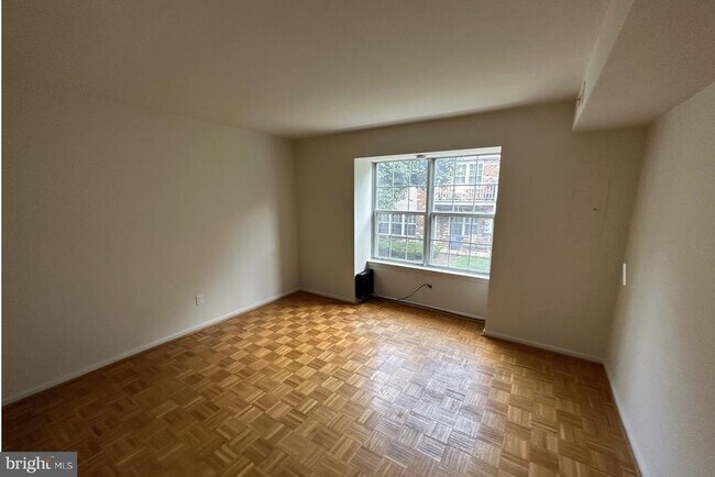 Building Photo - 1002 Valley Glen Rd