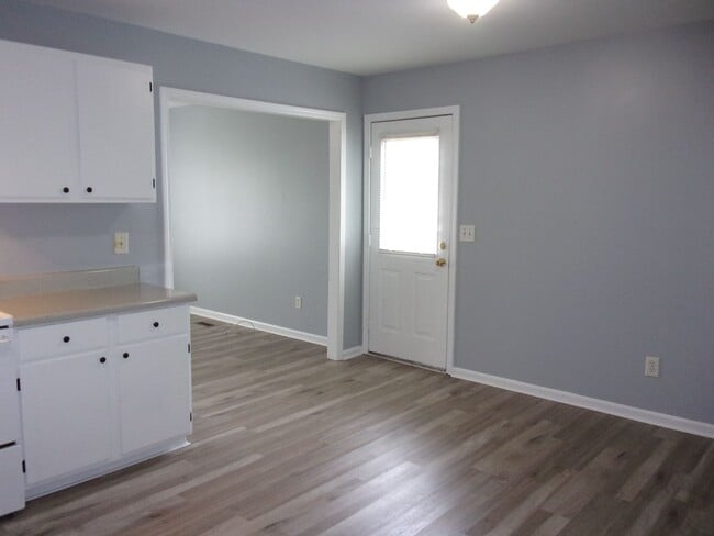Building Photo - Freshly Updated 3 Bedroom 1 Bath Home in C...