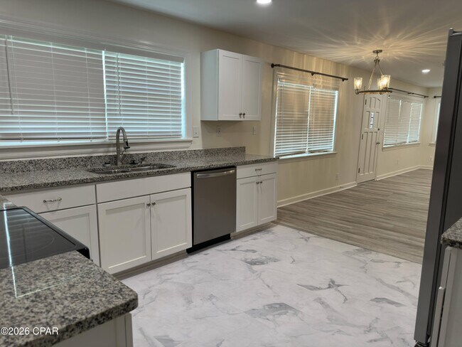 Building Photo - 4900 S Lakewood Dr