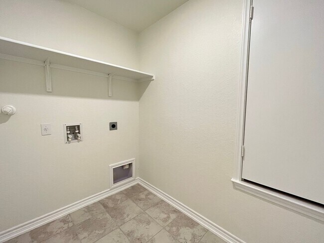 Building Photo - 3 Bedroom/2 Bath Skyview Subdivision