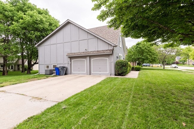 Building Photo - 4 Bed home in Olathe- Quick access to I-35