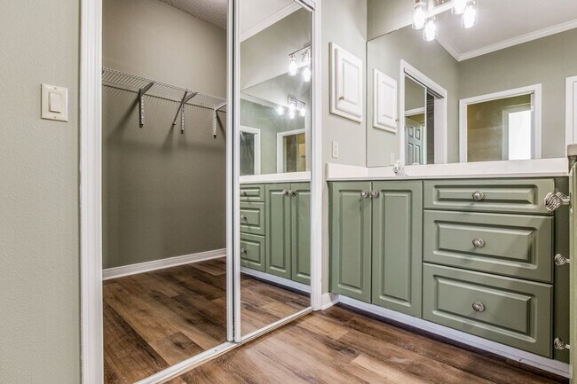 Building Photo - Great Home in the Tiger Point community of Champions Green!