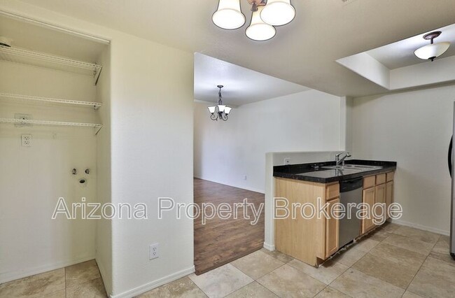 Building Photo - 2121 W Royal Palm Rd