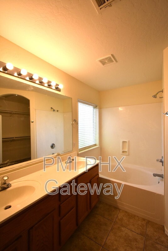 Building Photo - 2895 E Toledo Ct