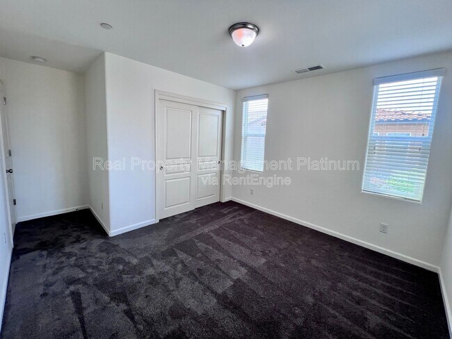 Building Photo - 2560 Daisy Dr