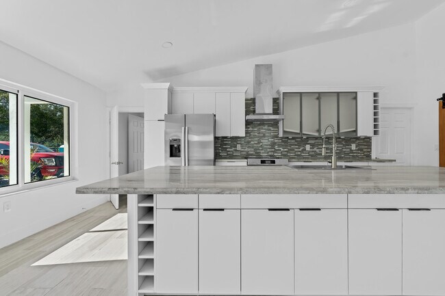 Building Photo - 2313 SE Mariposa Ave