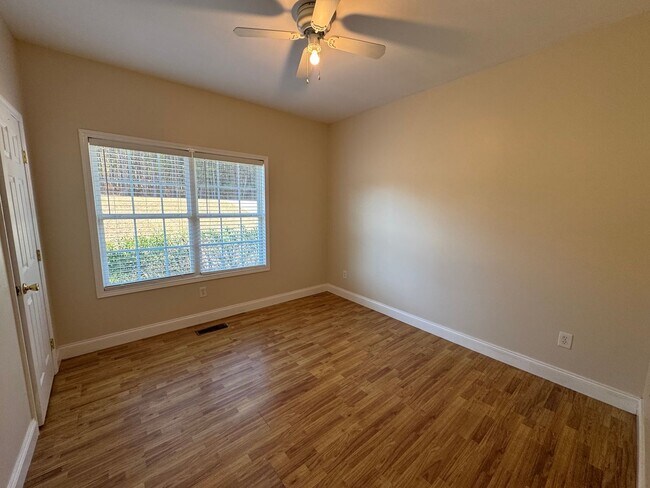 Building Photo - Nice 3/2 House in Silver Creek with bonus rooms- $1,495