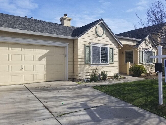 Building Photo - Great location near park and shopping