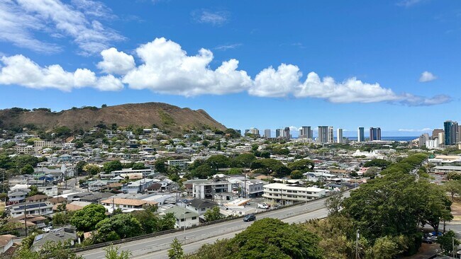 Building Photo - 2 BED/1 BATH/1 PRKG with Lanai & WASHER/DR...
