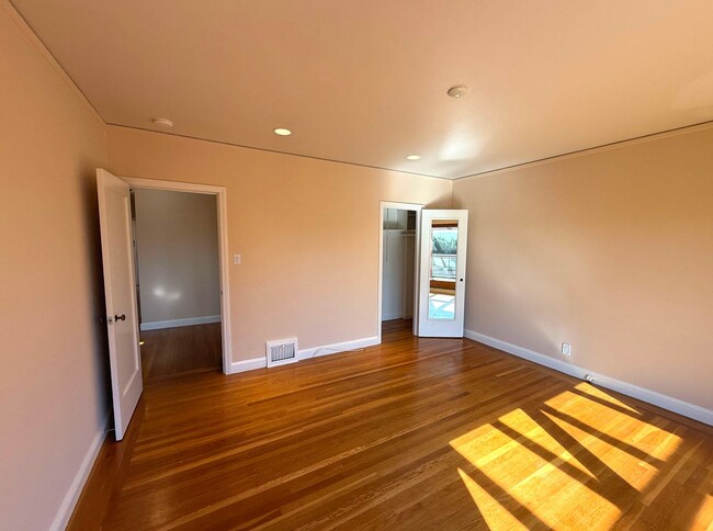 Building Photo - UPDATED BRIGHT 2000sf 4BR/2BA Monterey Hei...