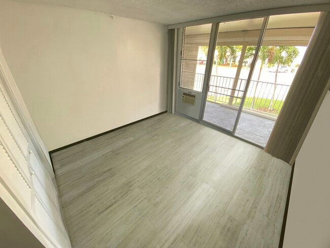 Building Photo - 909 Ala Lilikoi St