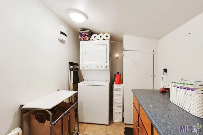 Building Photo - 8032 Sholar Dr