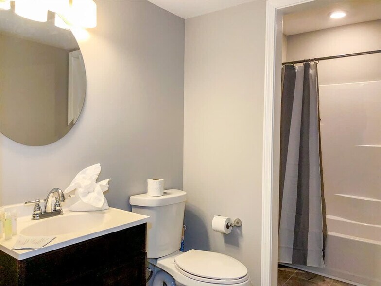 Building Photo - 5218 Beach Dr