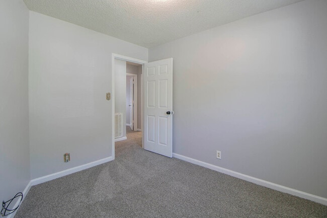 Building Photo - 571 Garnet Dr