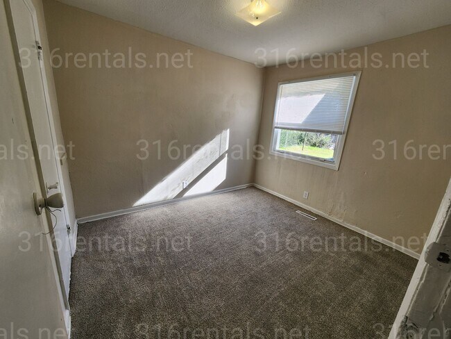 Building Photo - $995 - 4 bedroom / 1 and a half bathroom -...